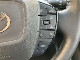 アダプティブクルーズコントロール機能付きです。走行中に先行車の様子を検知しながら、設定した車速の範囲内で先行車との距離のキープを支援します。詳細は販売店スタッフまでおたずねください。