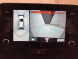 車を上から見たような視点のパノラミックビューモニター。後方の死角だけでなく左右や前方の障害物の発見もしやすくなります!