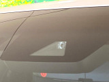 【プリクラッシュセーフティ】前方の車両等を検知し、衝突しそうな時は警報で注意を促し、ブレーキを踏む力をサポート。ブレーキを踏めなかった場合は衝突被害軽減ブレーキが作動、衝突回避をサポートします。