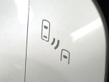 【ブラインドスポットモニター】走行中、ドアミラーの死角になりやすい箇所に後続車が接近するとサイドミラーのレンズに警告を表示!ドライバーに注意喚起をしてくれます。