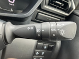 操作感の良いウインカーレバーで、安全な車線変更をサポート。オートリターン機能も搭載し、運転操作をサポートします。スムーズな操作で快適なドライブを。