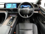 メーター・操作機器を水平に集約して、運転中の視線移動や動作を最小化して迷うことなく直感的に運転できる空間です。