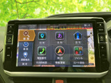 多彩な機能で、車内をエンターテイメント空間に。お好みの音楽やラジオを楽しみながら、快適なドライブをお過ごしください。