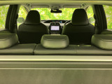 後方の状況をクリアに映し出し、安全な駐車をサポート。ガイドライン表示で、車庫入れもスムーズに行えます。狭い道でも安心です。