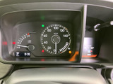視認性の高いメーター類で、運転に必要な情報を一目で確認できます。シンプルでわかりやすいデザインで、運転に集中できます。