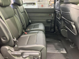 ゆったりと座れる2列目シート。長距離移動でも疲れにくい、快適な空間です。家族や友人と過ごす時間を楽しめます。