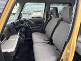 運転席からの視界は良好で、運転操作もスムーズに行えます。シートの形状も工夫されており、体をしっかりとサポートしてくれます。
