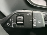 洗練されたデザインのメータークラスターが、運転に集中できる空間を作り出します。必要な情報を分かりやすく表示し、快適なドライビングをサポートします。