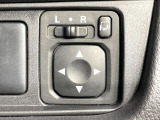 【電動格納ミラー】サイドミラーは電動格納式となっており、狭い駐車場でもキズがつくリスクを抑えられます。