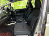 運転しやすいように配置された操作系。直感的に操作できるので、運転に集中できます。快適なドライブをサポートします。上質な素材が使われています。