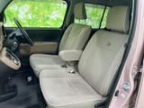 運転席からの視界は広く、周囲の状況を把握しやすいです。操作系の配置も分かりやすく、運転しやすい環境です。