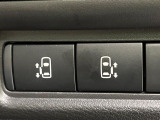 【両側パワースライドドア】スマートキーや運転席のスイッチで後席両側スライドドアの開閉が可能♪電動だから力を入れてドアを開ける必要が無く、小さなお子様でも簡単に開け閉めでき快適です♪