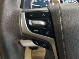 ステアリングには運転中でも簡単に操作できる各種スイッチついてます