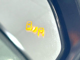 【ブラインドスポットモニター】走行中、ドアミラーの死角になりやすい箇所に後続車が接近するとサイドミラーのレンズに警告を表示!ドライバーに注意喚起をしてくれます。