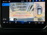 車両を空から眺めるような視点のアラウンドビューモニター付きバックカメラ。死角を減らし駐車時の安心感を高めます。
