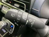 雨天時でもクリアな視界を確保するワイパーレバー。操作も簡単で、安全な運転をサポートします。様々な状況に対応できる機能が備わっています。