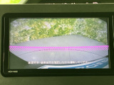 後方の状況を画面で確認できるので、狭い道でも安心です。駐車時の安全性も高まり、運転に自信を持てる一台です。