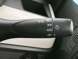 操作しやすいウインカーレバーで、安全な車線変更をサポート。ライトの操作もスムーズに行えます。運転の信頼性を高めます。