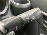 操作しやすい位置に配置され、スムーズなウインカー操作を可能にします。安全確認を怠らず、安心のドライブをサポートします。