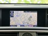 見やすい地図画面は、ナビゲーションをスムーズに操作できます。運転に集中しながら、目的地まで安心して到着できます。