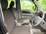 広々とした室内空間で、ゆったりとくつろげます。運転席からの視界も広く、運転操作もスムーズに行えます。快適な空間です。