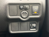 【アイドリングストップ】赤信号や渋滞で停車した際にエンジンを停止し、無駄な燃料の消費を抑えます。燃費向上や環境保護につなげる機能♪エンジンはブレーキを離せば再始動します。