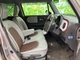 明るく開放的な室内空間が広がります。ゆったりと座れるシートで、快適なドライブをお楽しみください。