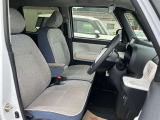高いホールド性で運転姿勢が安定します。長距離ドライブでも疲れにくいのが魅力です。快適なドライビングライフをお送りください♪