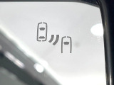 【ブラインドスポットモニター】走行中、ドアミラーの死角になりやすい箇所に後続車が接近するとサイドミラーのレンズに警告を表示!ドライバーに注意喚起をしてくれます。
