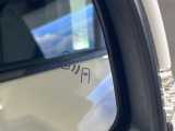 【ブラインドスポットモニター】走行中、ドアミラーの死角になりやすい箇所に後続車が接近するとサイドミラーのレンズに警告を表示!ドライバーに注意喚起をしてくれます。