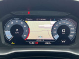 スピードメーターなどの運転に必要な計器とともに、オーディオ・電話の操作画面などを表示。レイアウトはステアリングスイッチで切り替えでき運転に集中しながら必要な情報を瞬時に得ることが可能。
