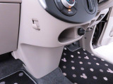 ちょっとした荷物がかけられるフック付き。