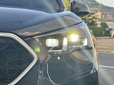 LEDヘッドライト。先進のLEDテクノロジーを採用。照射される白色光の周波特性は太陽に近く、バイキセノンヘッドライトを上回るコントラストでさらに明るく輝きます。悪天候の日でも優れた視認性を発揮します。
