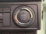 エンジンスタートボタンです。キーが車内にあれば、エンジンの始動・停止はブレーキを踏んでスイッチを押すだけ!キーを取り出す手間を省き、ワンプッシュでエンジンを操作するので簡単でスムーズです。