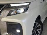 【LEDヘッドライト】悪天候や夜間走行時も良好な視界を確保し安心して運転できる高輝度LEDヘッドライトを装備!点灯速度が早く、消費電力も抑えられています。
