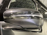 ウィンカー内蔵ドアミラーを開発したのは『メルセデス・ベンツ』です。他車からの視認性が高まり、事故の可能性を低減させています。更に、点灯部分はドライバーの視界に入らないように設計されています。