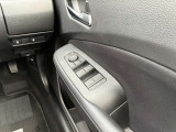 運転席側のドア部。こちらのスイッチでドアミラーの角度調整やパワーウィンドーの操作が可能になります。