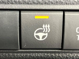 【ステアリングヒーター】冬場に冷たくなりやすい革巻きステアリングを、スイッチ一つで素早く適温に!エアコンよりも早く温まってくれるので、寒い日の運転も快適になりますね♪