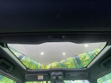 【ガラスルーフ】ガラスルーフ搭載で車内の解放感が一気にアップ!開放的なドライブをお楽しみいただけます。