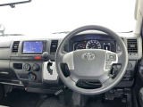 運転席まわりです。 各操作スイッチは使いやすい位置に配置されてます。