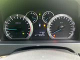 視認性の高いメーター類で、運転に必要な情報を的確に把握。落ち着いたデザインが、運転に集中できる空間を演出します。
