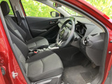 運転席からの視界は良好。操作しやすい配置で、快適なドライビングをサポートします。包み込まれるようなシートが、長距離運転でも疲れにくい設計です。