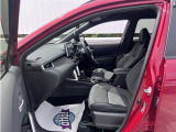高いホールド性で運転姿勢が安定します。長距離ドライブでも疲れにくいのが魅力です。快適なドライビングライフをお送りください♪