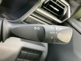 操作しやすい位置に配置されたウインカーレバー。直感的に操作でき、安全運転をサポートします。スムーズな車線変更を。