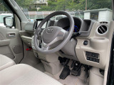 【運転席】座り心地が良いシートなので長時間の運転でも快適にお過ごしいただけます。新品のフロアマットのご注文も可能です。掲載箇所以外にご希望の写真がございましたらお気軽にお問い合わせ下さい。