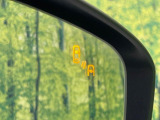 【ブラインドスポットモニタリング】走行中、ドアミラーの死角になりやすい箇所に後続車が接近するとサイドミラー付近に警告を表示、ドライバーに注意喚起をしてくれます。