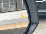 【ブラインドスポットモニター】走行中、ドアミラーの死角になりやすい箇所に後続車が接近するとサイドミラーのレンズに警告を表示!ドライバーに注意喚起をしてくれます。