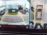 パノラミックビューモニター&バックモニター♪車両の前後左右に搭載した4つのカメラの映像を合成し、車を真上から見ているような映像を表示♪