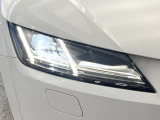 ●LEDヘッドライト:夜間走行時も良好な視界を確保し安心して運転できる高輝度LEDヘッドライトを装備!点灯速度が早く、消費電力も抑えられています。