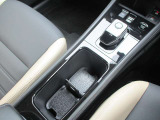 運転席助手席で使用できるドリンクホルダーです。